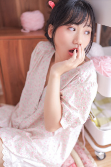 一边亲胸一边摸进内裤里
